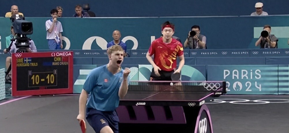 强队实力横扫对手，场上战斗激烈令人目不转睛