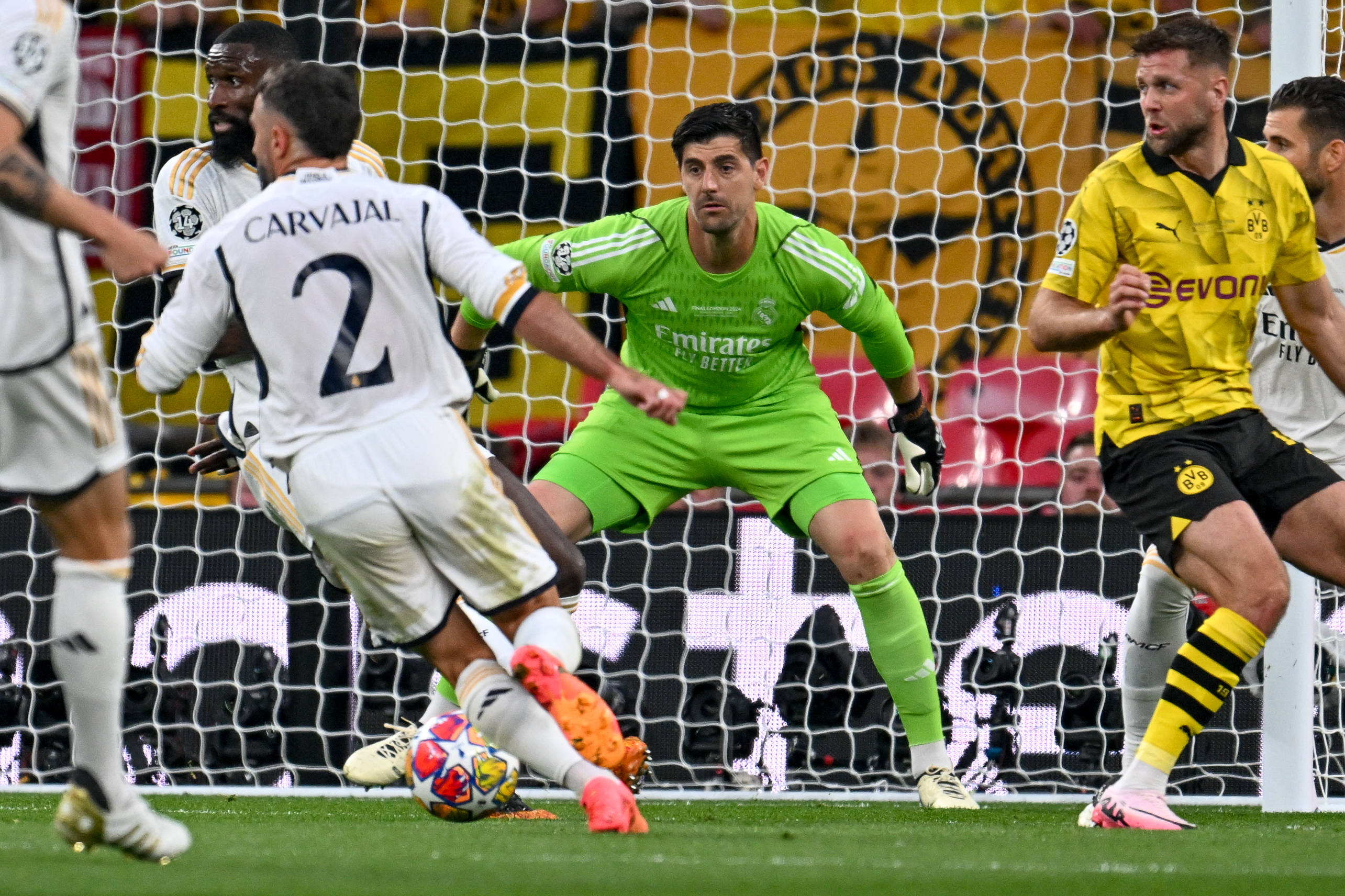 比利时队在欧预赛比赛中大放异彩，轻松晋级强