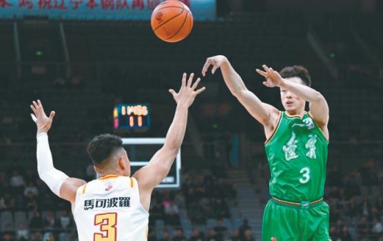 深圳男篮全队奋力防守,取得胜利 深圳男篮全队奋力防守,取得胜利