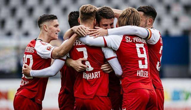 柏林联合在主场比赛中全力拼搏