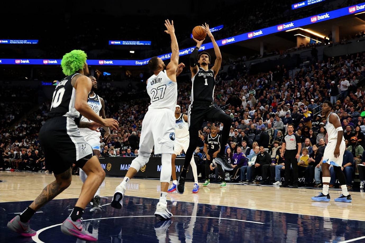 包含马刺集体爆发！全队得分创新高的词条