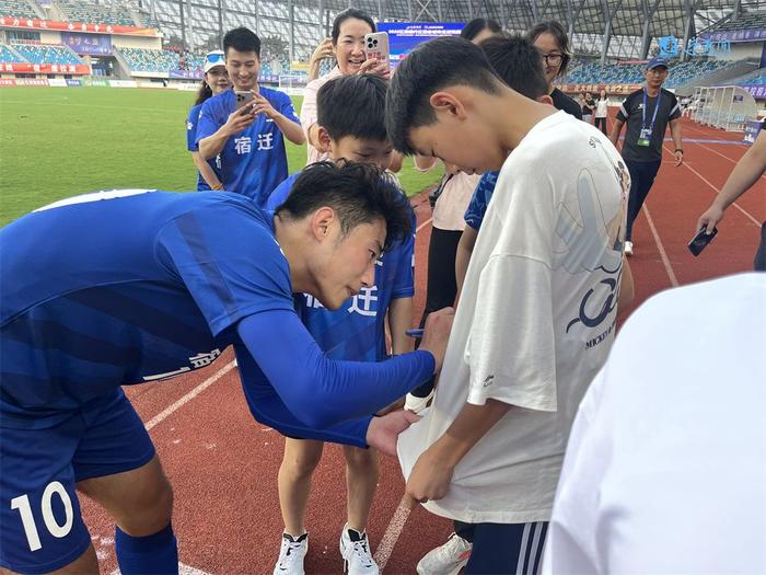 开云体育亚洲官网-比赛中球员们尽情拼搏，争取最后胜利