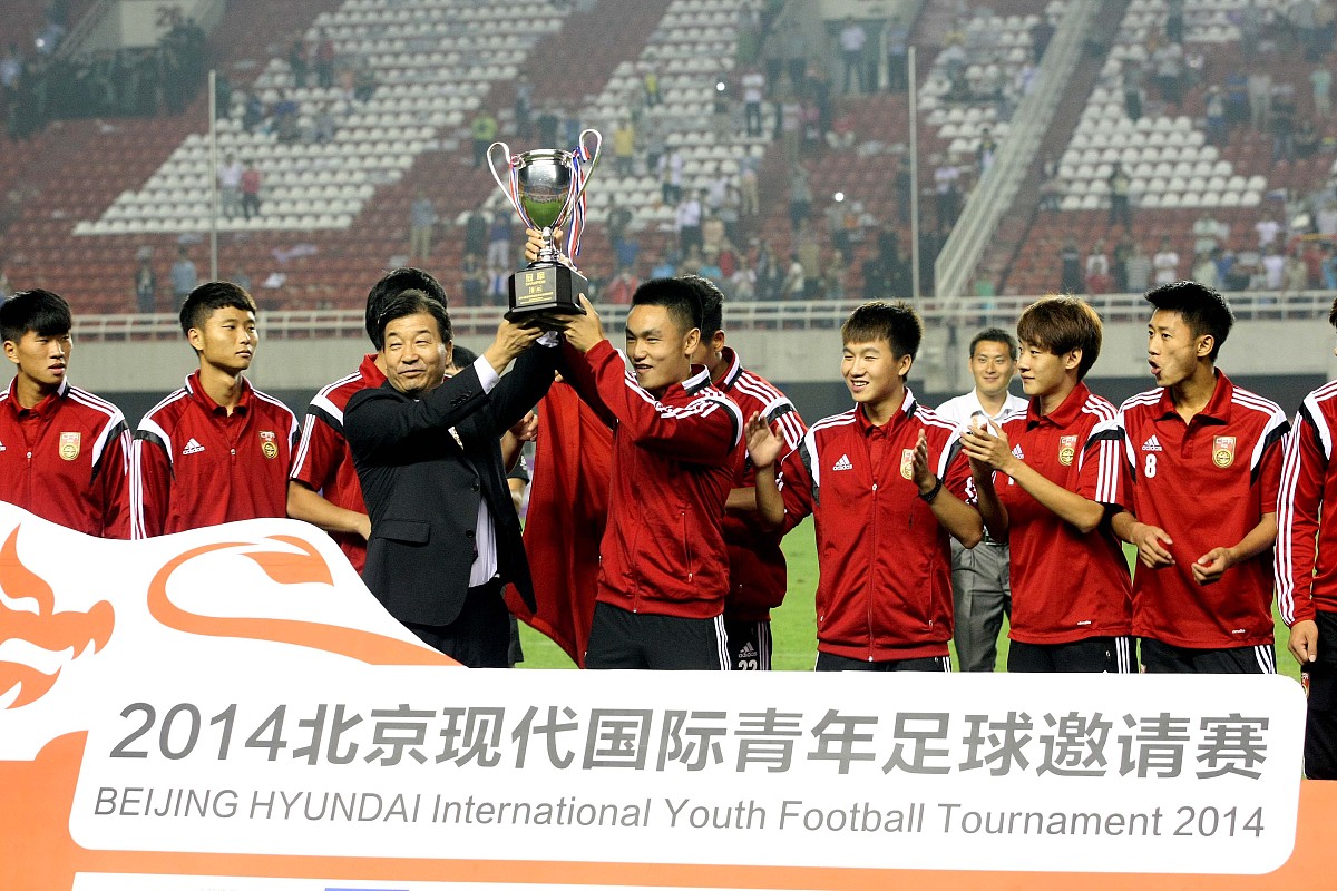 比赛中球员们尽情拼搏,争取最后胜利 比赛中球员们尽情拼搏,争取最后胜利