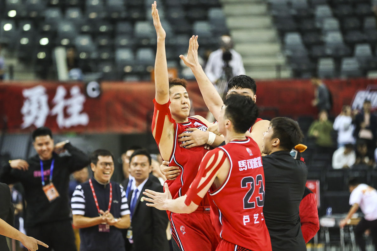 比赛中球员的内线进攻无人能挡 比赛中球员的内线进攻无人能挡