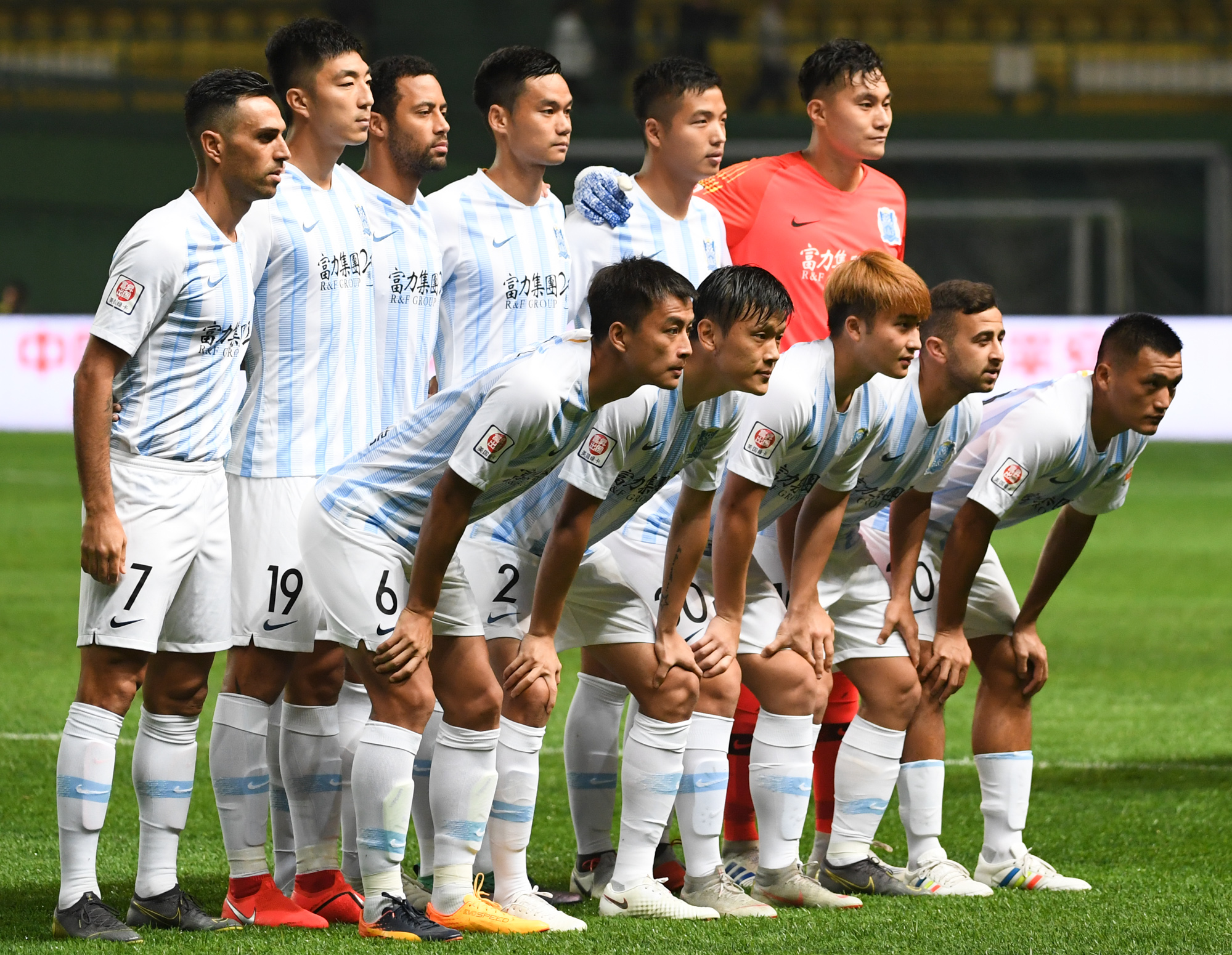 包含广州富力客场逼平，继续在中超中游徘徊的词条