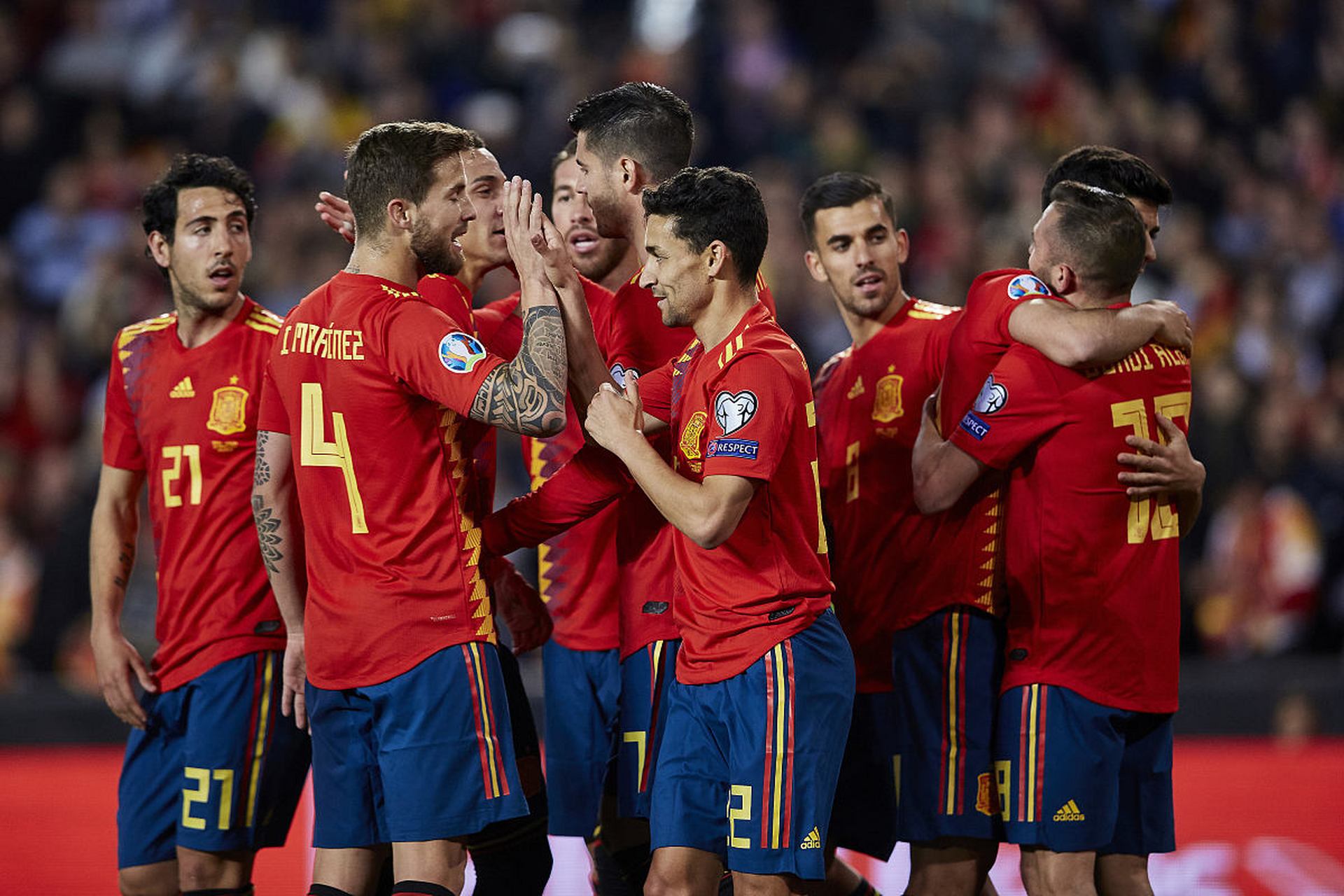 包含欧洲杯预选赛火热进行，夺冠热门队大展拳脚的词条