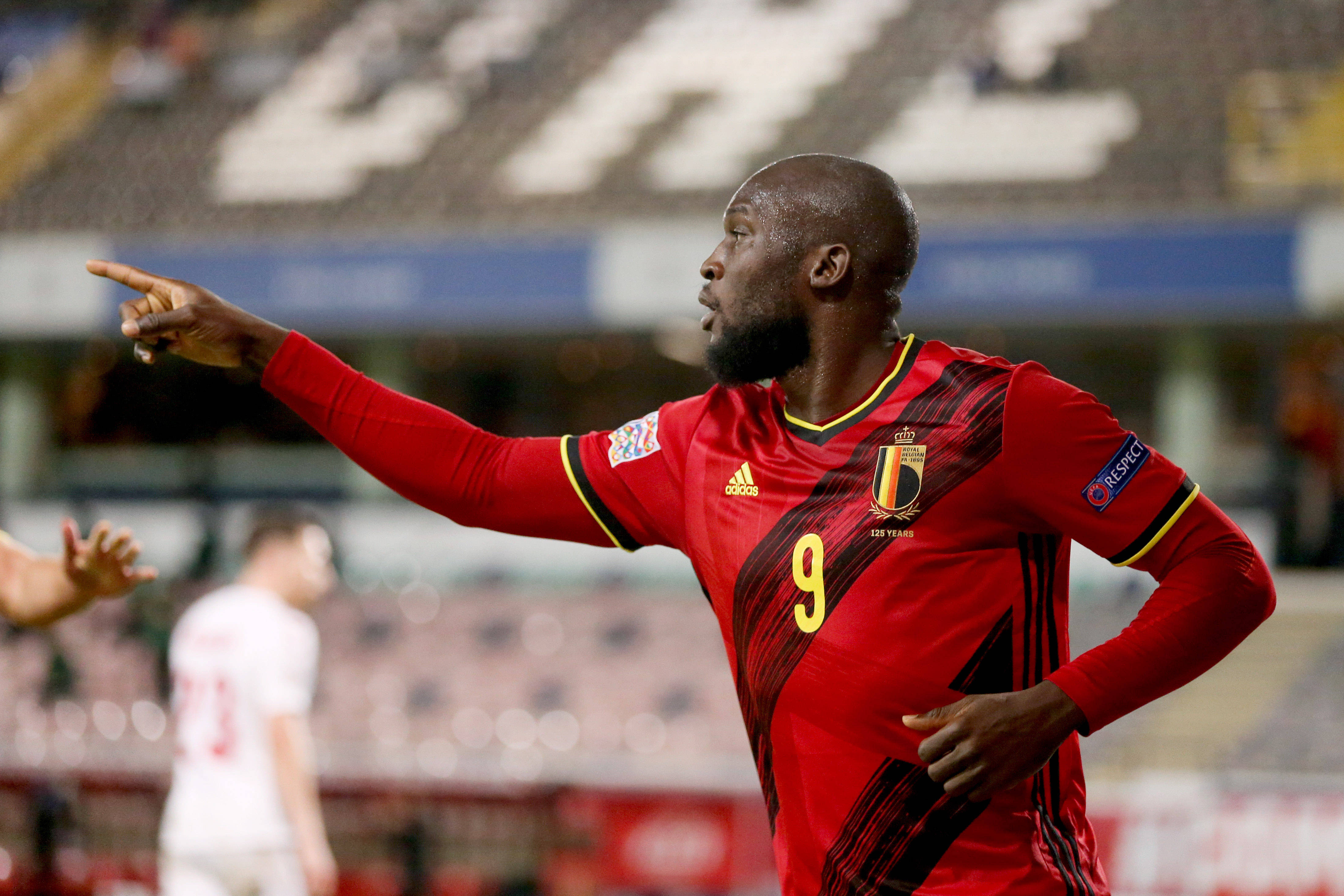 欧洲杯赛精彩绽放，顶尖球队争夺最终霸主