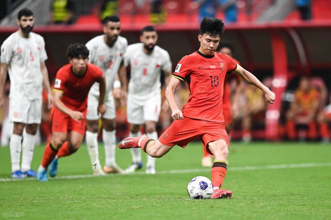 国足前锋炸裂进攻,重创对手 国足前锋炸裂进攻,重创对手