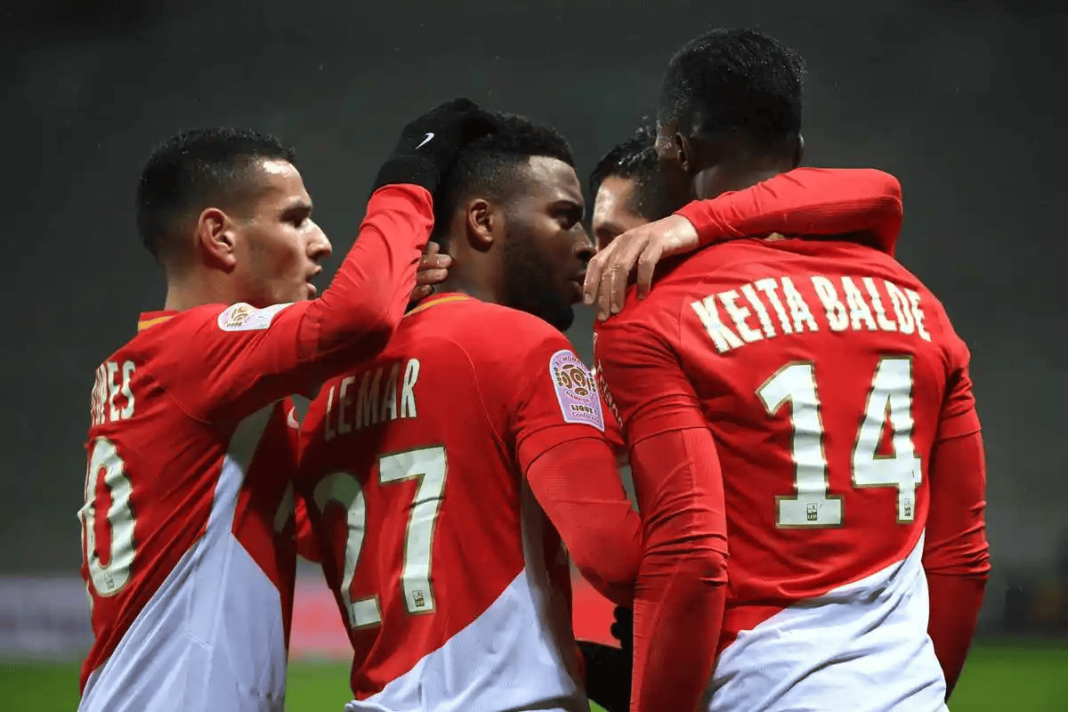 包含摩纳哥主场发威，核心球员复出表现神勇带队胜利的词条