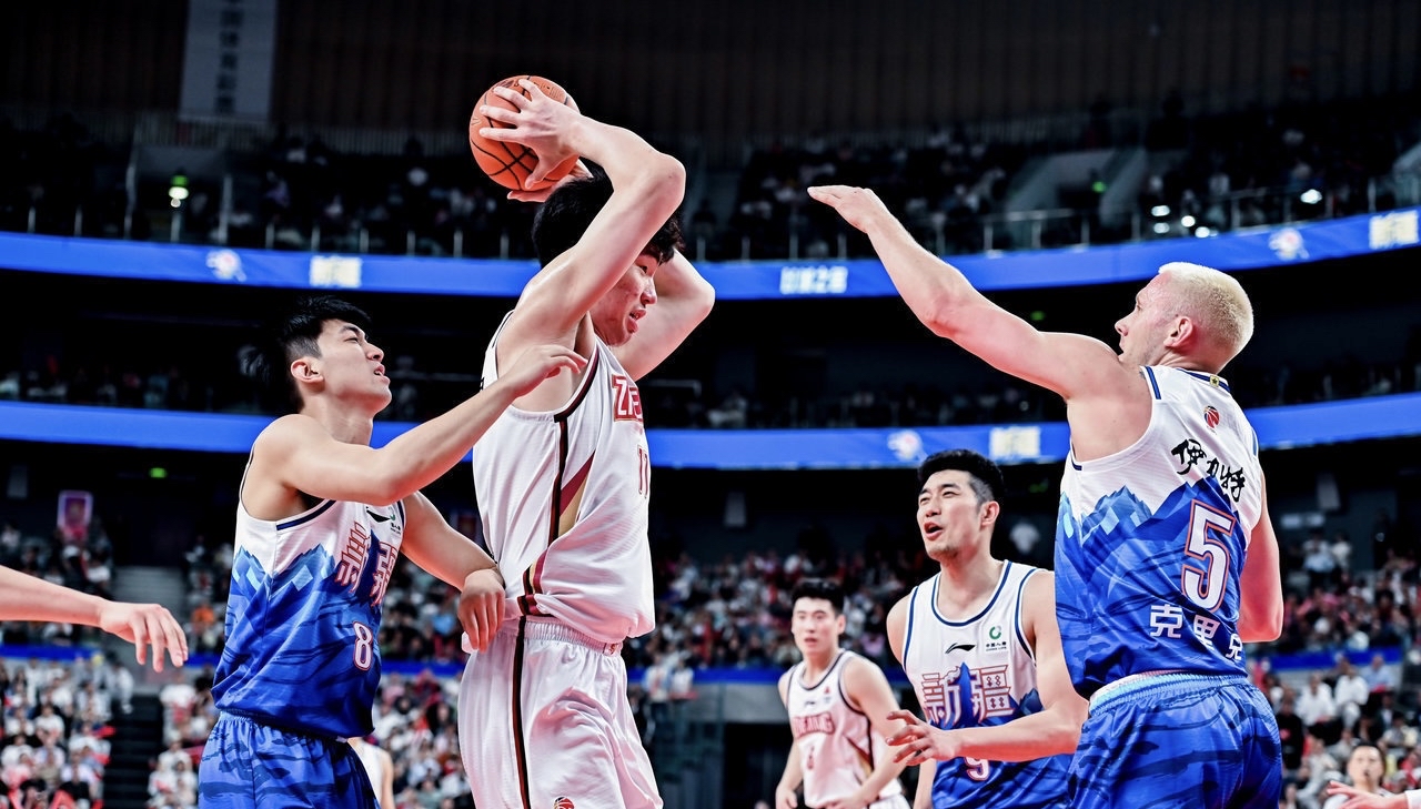 篮球联赛精彩对决连连,球员实力较拼的简单介绍 篮球联赛精彩对决连连,球员实力较拼的简单介绍