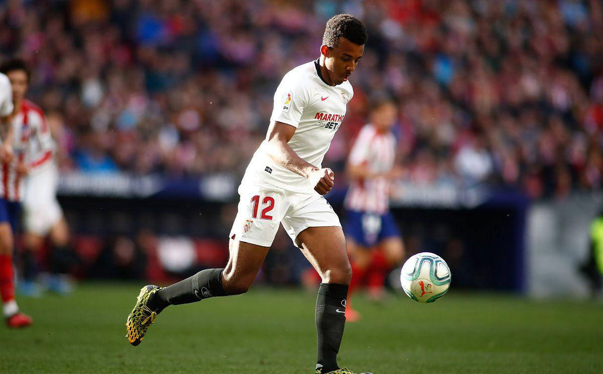 包含塞维利亚客场不敌对手，联赛战绩受挫的词条