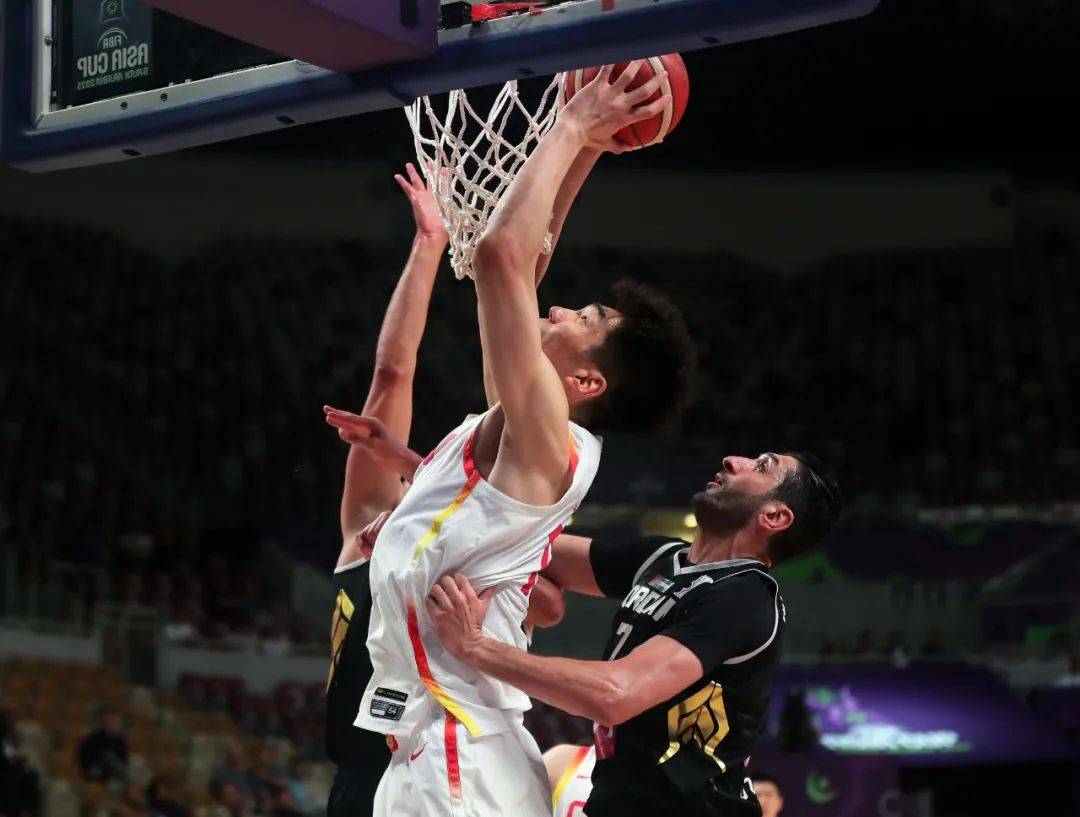 重庆男篮新晋队员表现亮眼，助力球队实现连胜