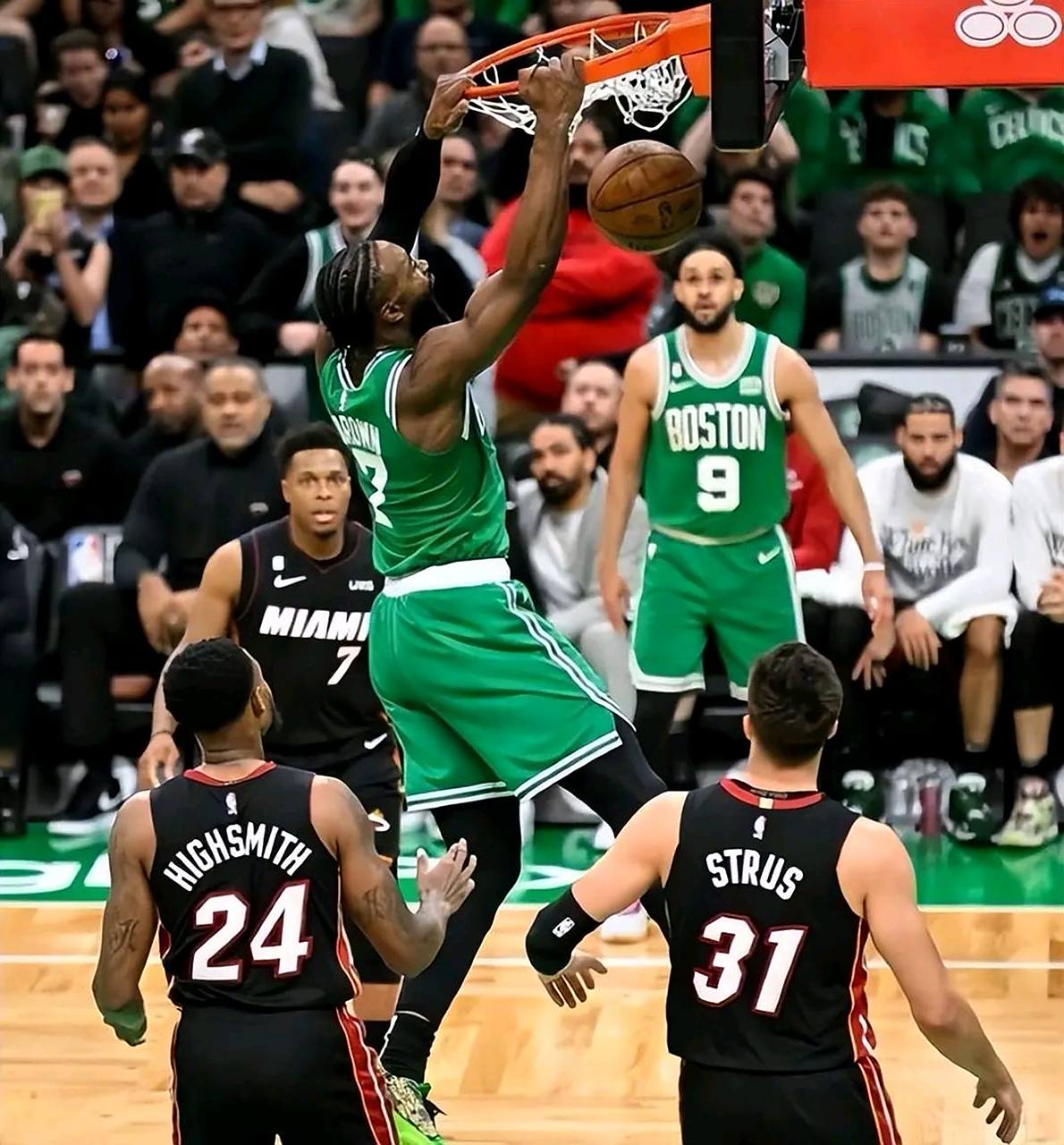 热火完胜凯尔特人!巴特勒关键时刻挺身而出的简单介绍