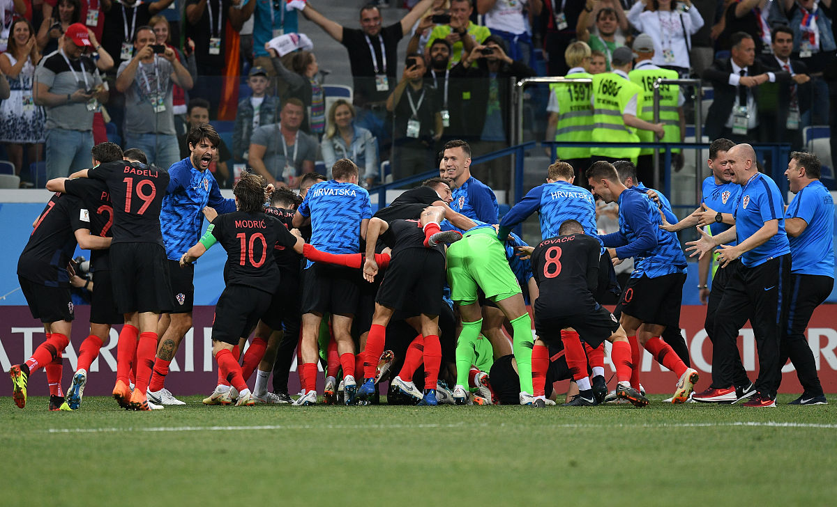 包含苏格兰战胜丹麦，晋级下一轮的词条